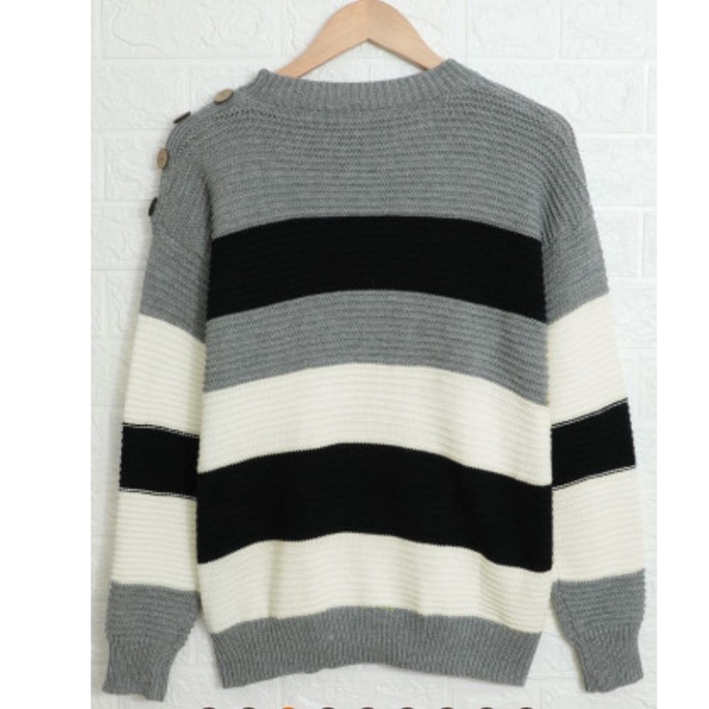 Button Detail Colorblock Sweater - Picture 4 of 9